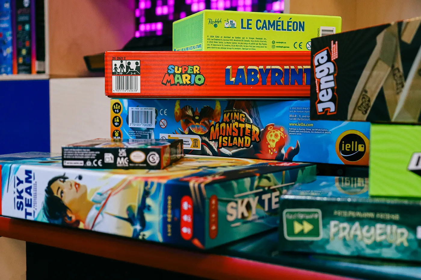 Jeux de société empilés au Pixel : Super Mario Labyrinthe, Jenga, Le Caméléon, King of Monster Island