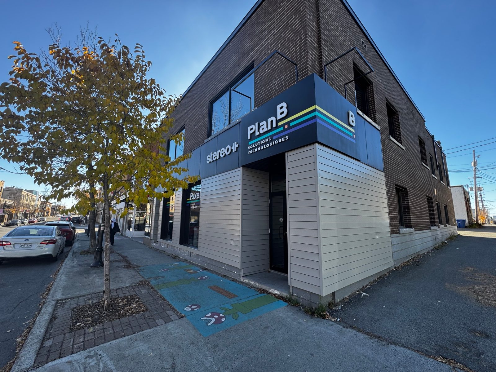 La façade du magasin Plan B, avec l'enseigne stereo+ à côté de Plan B
