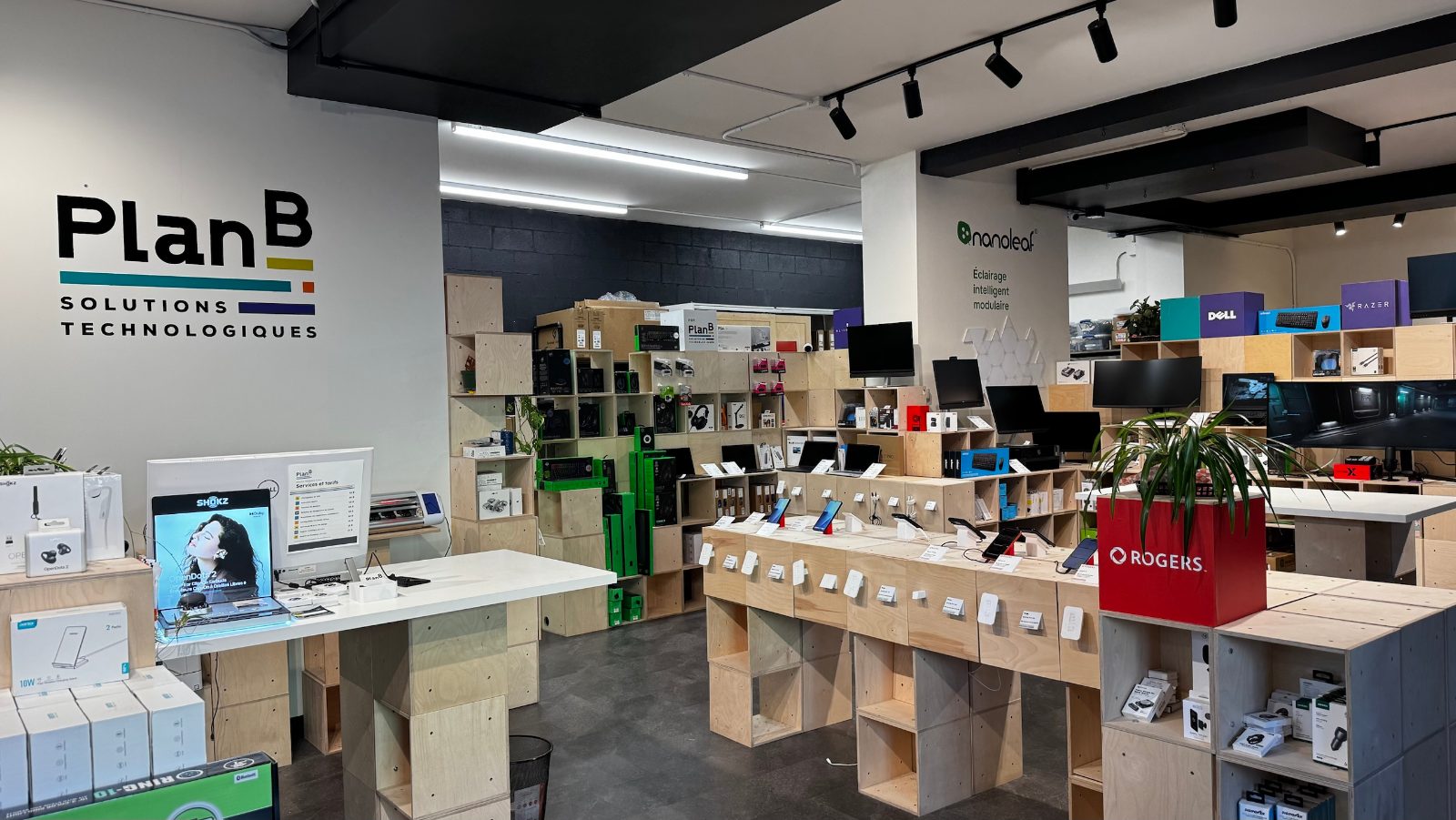 L'intérieur du magasin Plan B à Rouyn-Noranda, avec le présentoir Rogers