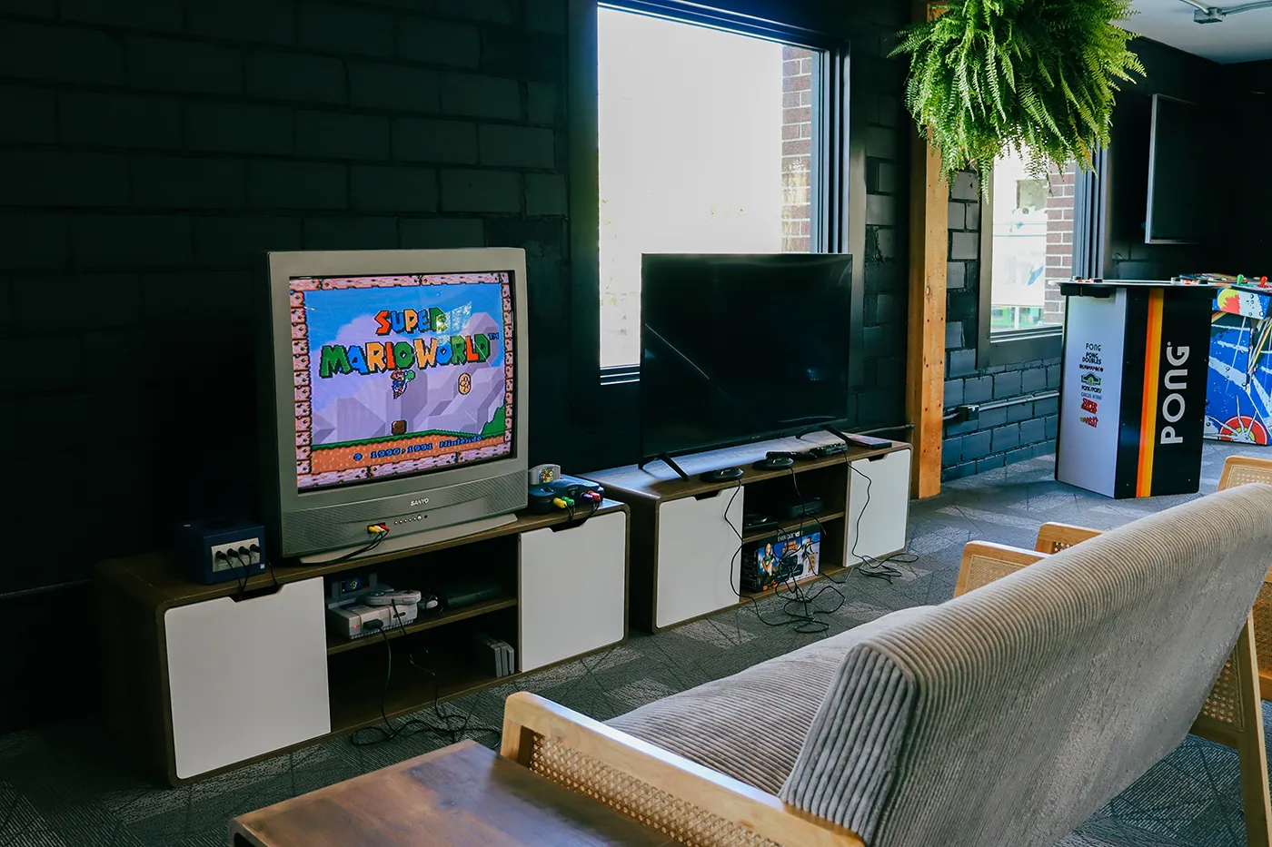 Salle de jeux du Pixel avec consoles rétro et borne d'arcade